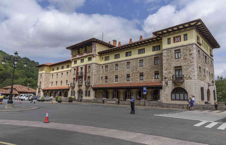 Principado de Asturias 047 - parque nacional de los Picos de Europa - santuario de Covadonga - museo.jpg